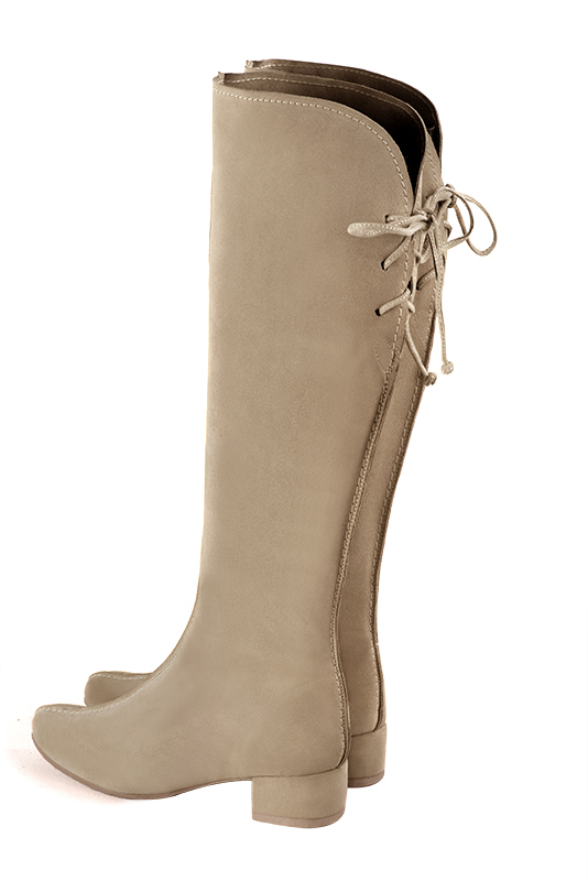 Botte femme : Bottes femme avec des lacets arrières sur mesures couleur beige sahara. Bout rond. Petit talon bottier. Vue arrière - Florence KOOIJMAN
