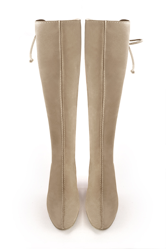 Botte femme : Bottes femme avec des lacets arrières sur mesures couleur beige sahara. Bout rond. Petit talon bottier. Vue du dessus - Florence KOOIJMAN