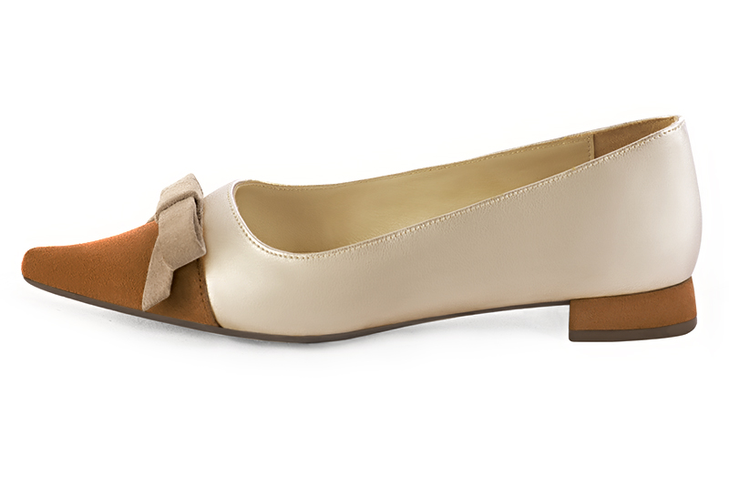 Chaussure femme plate : Ballerine avec un petit talon haut de gamme couleur marron caramel, or doré et beige sable. Choix des talons - Florence KOOIJMAN
