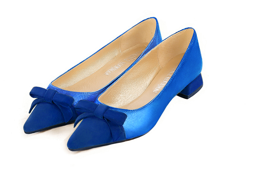 Ballerine : Ballerine avec un petit talon couleur bleu électrique. Bout pointu. Talon plat évasé Vue avant - Florence KOOIJMAN