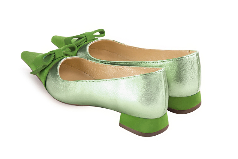 Ballerine : Ballerine avec un petit talon couleur vert anis. Bout pointu. Talon plat évasé. Vue arrière - Florence KOOIJMAN