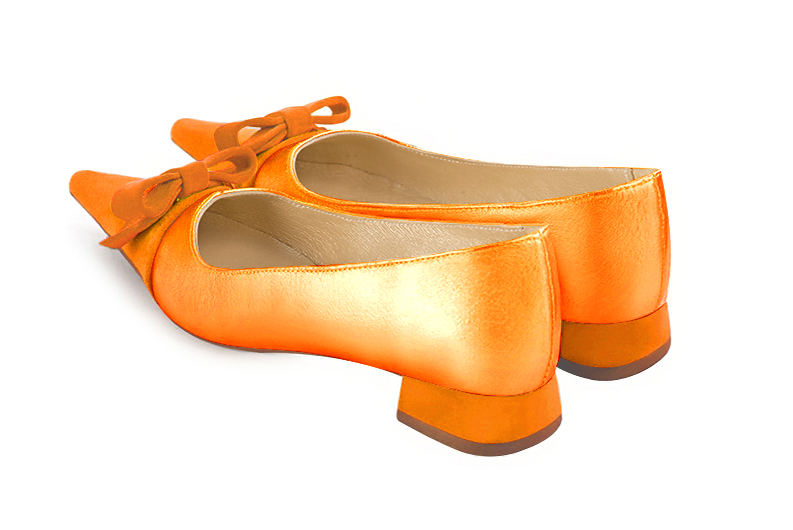 Ballerine : Ballerine avec un petit talon couleur orange abricot. Bout pointu. Talon plat évasé. Vue arrière - Florence KOOIJMAN