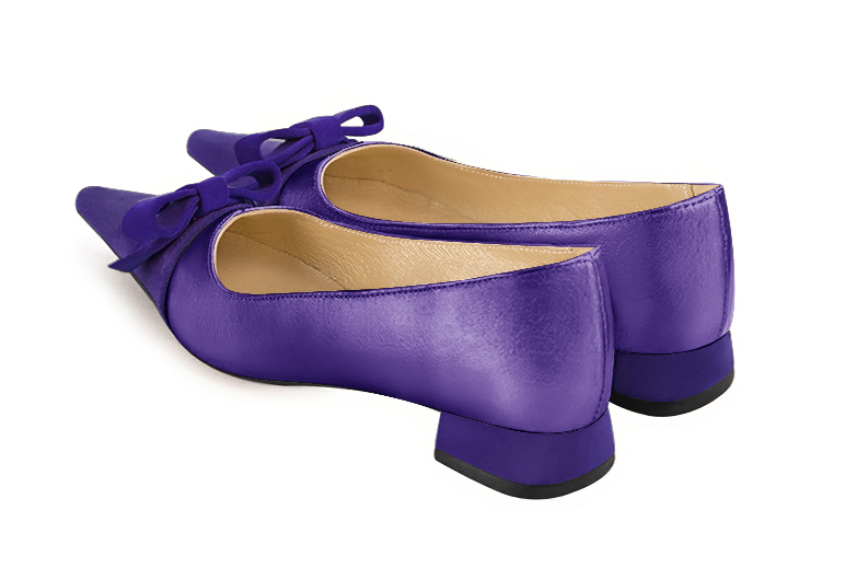 Ballerine : Ballerine avec un petit talon couleur violet outremer. Bout pointu. Talon plat évasé. Vue arrière - Florence KOOIJMAN