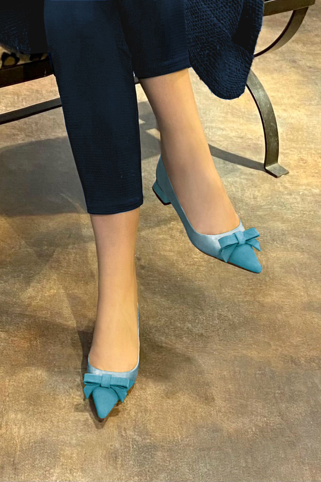 Ballerine : Ballerine avec un petit talon couleur bleu canard. Bout pointu. Talon plat évasé. Vue porté - Florence KOOIJMAN
