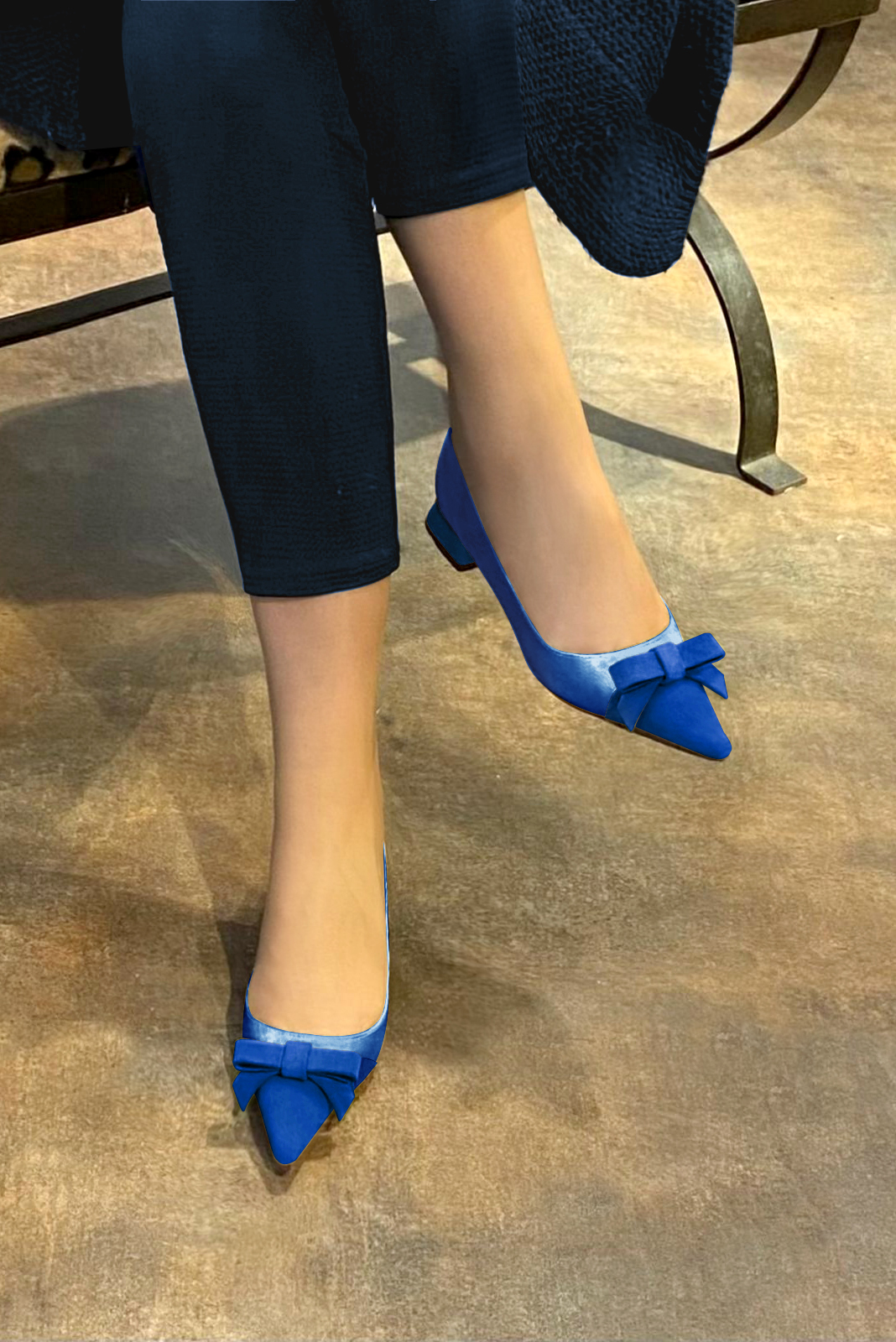 Ballerine : Ballerine avec un petit talon couleur bleu électrique. Bout pointu. Talon plat évasé. Vue porté - Florence KOOIJMAN