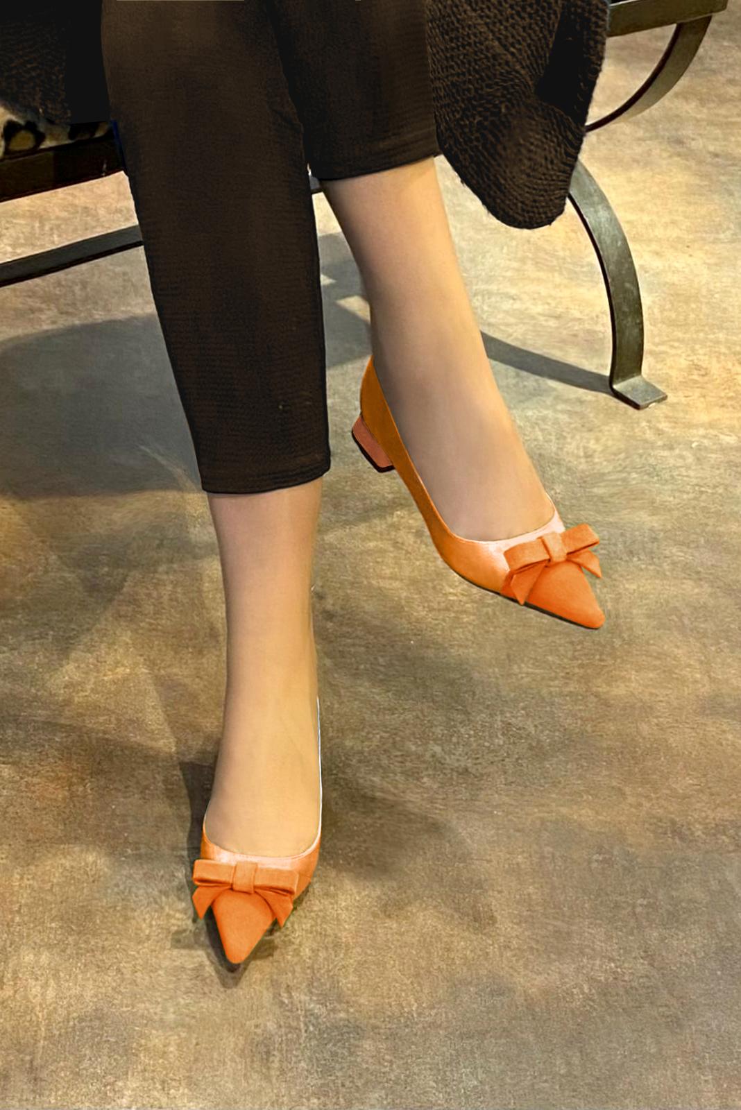 Ballerine : Ballerine avec un petit talon couleur orange abricot. Bout pointu. Talon plat évasé. Vue porté - Florence KOOIJMAN