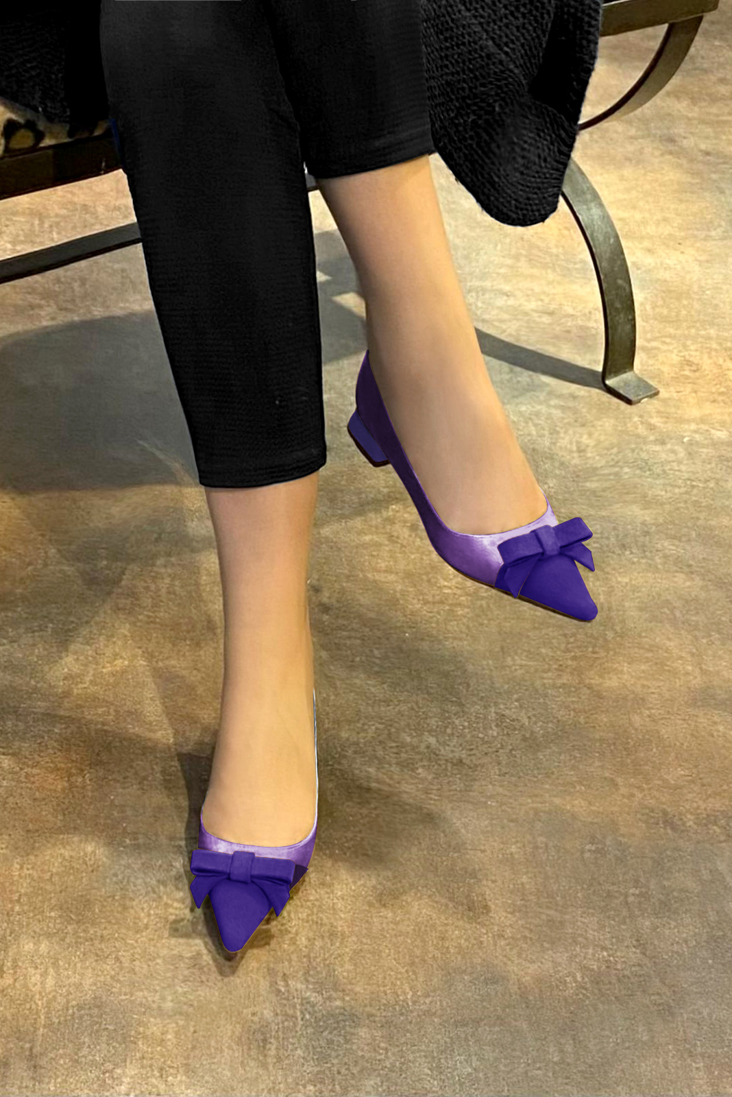 Ballerine : Ballerine avec un petit talon couleur violet outremer. Bout pointu. Talon plat évasé. Vue porté - Florence KOOIJMAN