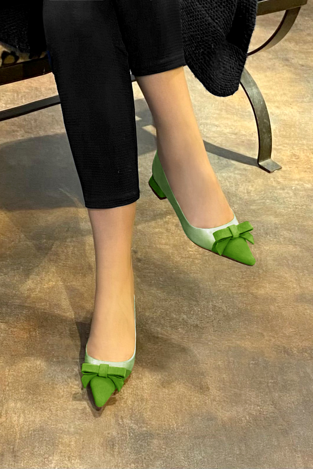 Ballerine : Ballerine avec un petit talon couleur vert anis. Bout pointu. Talon plat évasé. Vue porté - Florence KOOIJMAN