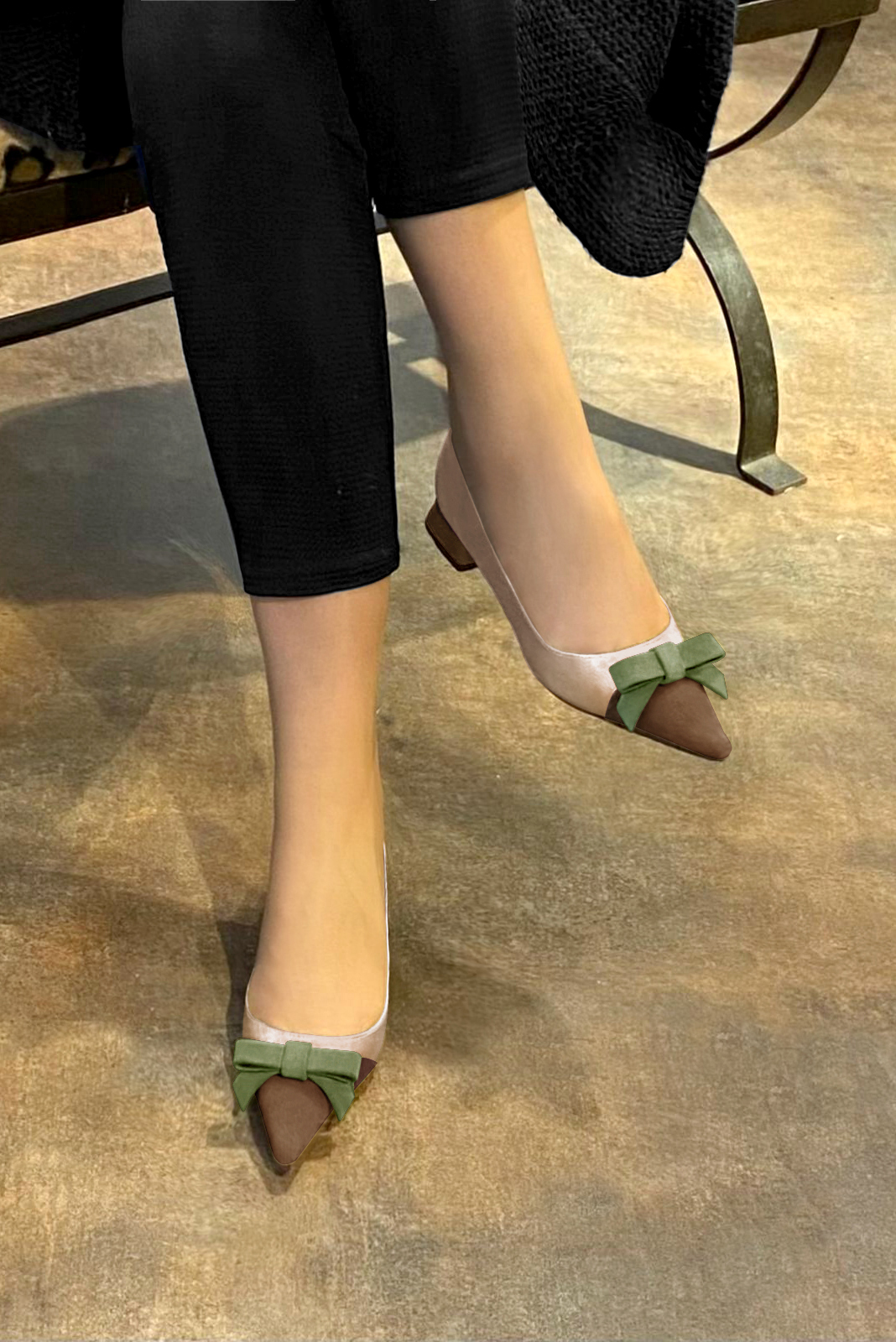 Ballerine : Ballerine avec un petit talon couleur marron chocolat, or doré et vert kaki. Bout pointu. Talon plat évasé. Vue porté - Florence KOOIJMAN
