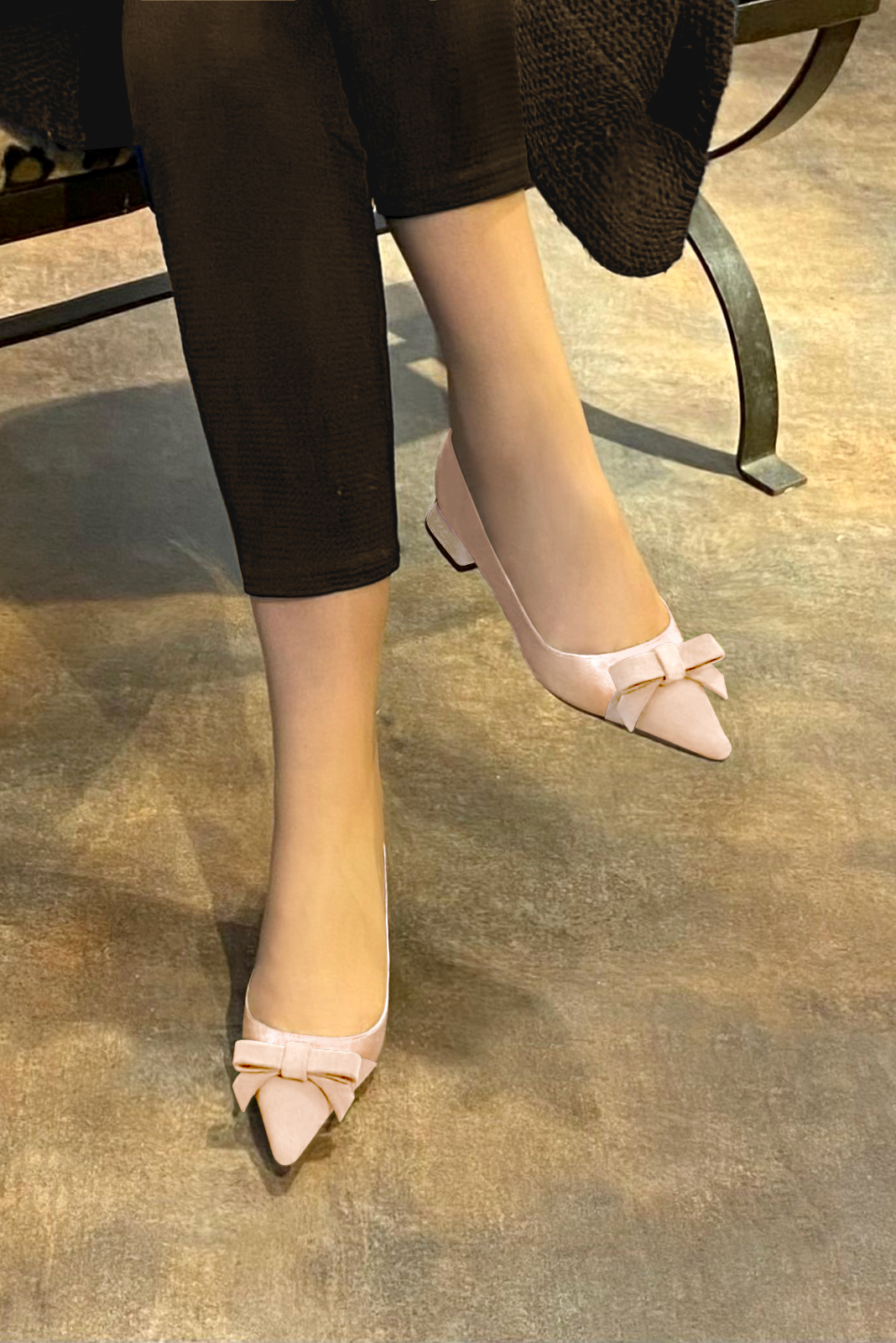 Ballerine : Ballerine avec un petit talon couleur rose poudré. Bout pointu. Talon plat évasé. Vue porté - Florence KOOIJMAN