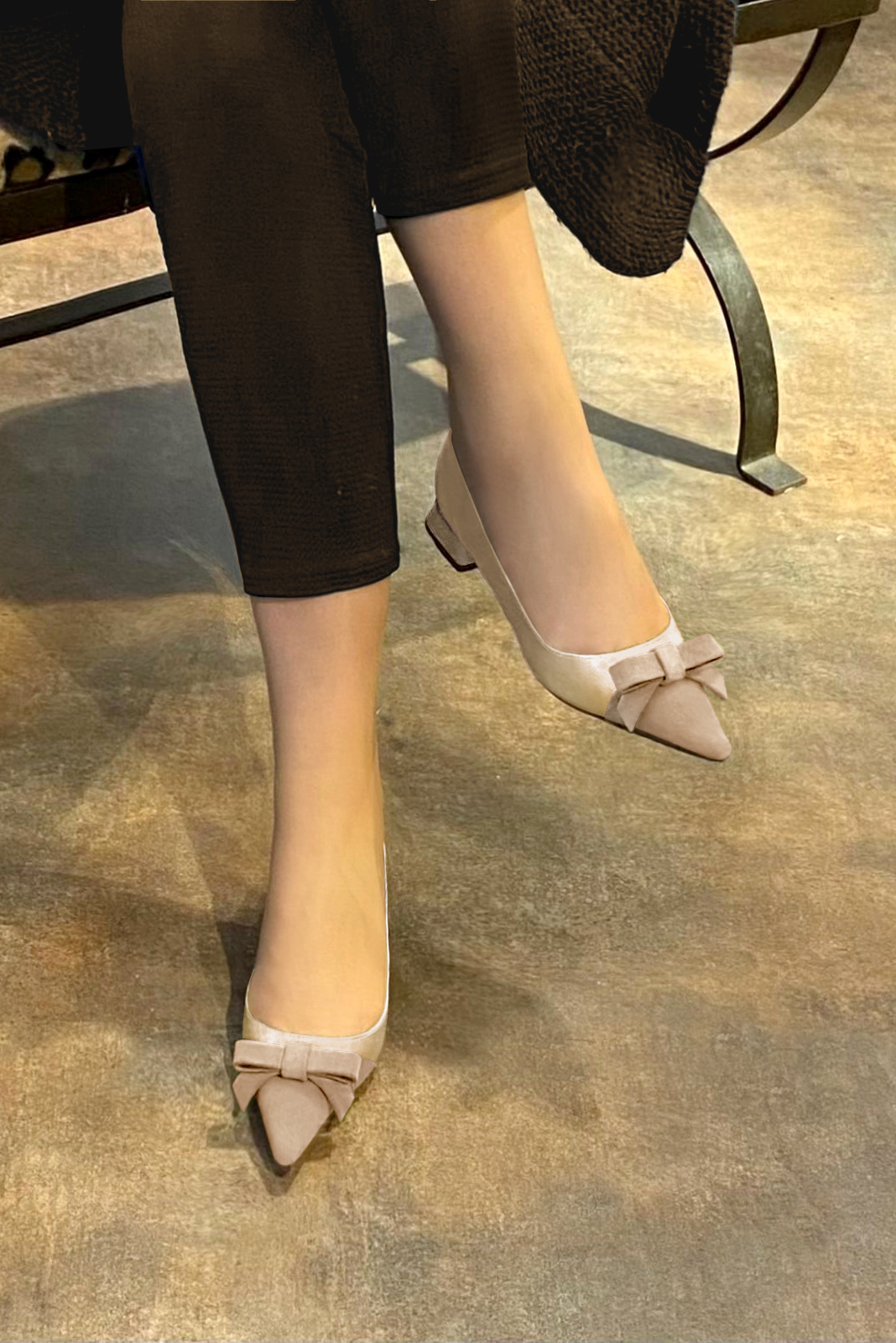 Ballerine : Ballerine avec un petit talon couleur beige sahara et or doré. Bout pointu. Talon plat évasé. Vue porté - Florence KOOIJMAN