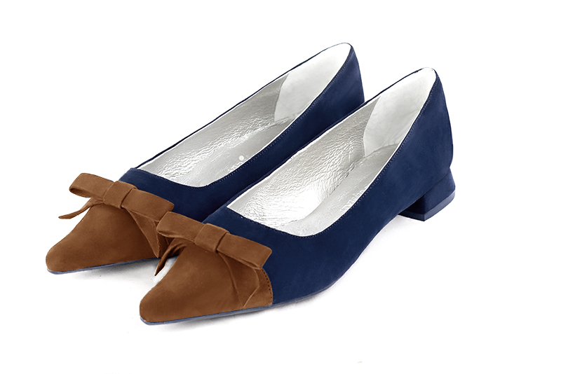 Chaussure femme plate : Ballerine avec un petit talon haut de gamme couleur marron caramel et bleu marine. Choix des talons - Florence KOOIJMAN