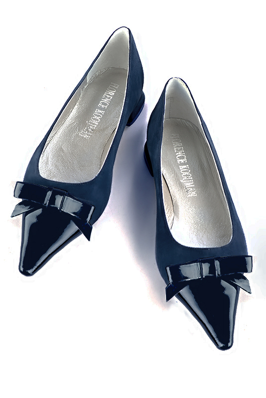 Chaussure femme plate : Ballerine avec un petit talon haut de gamme couleur bleu marine. Choix des talons - Florence KOOIJMAN