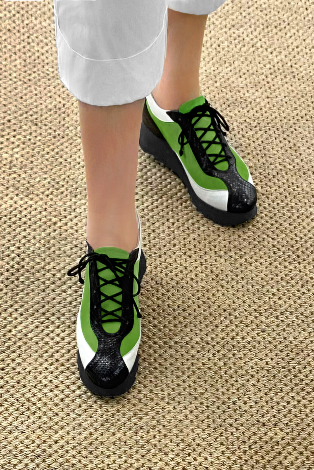 Basket femme habillée :  couleur noir satiné, vert anis et blanc cassé. Semelle épaisse. Doublure cuir. Vue porté - Florence KOOIJMAN