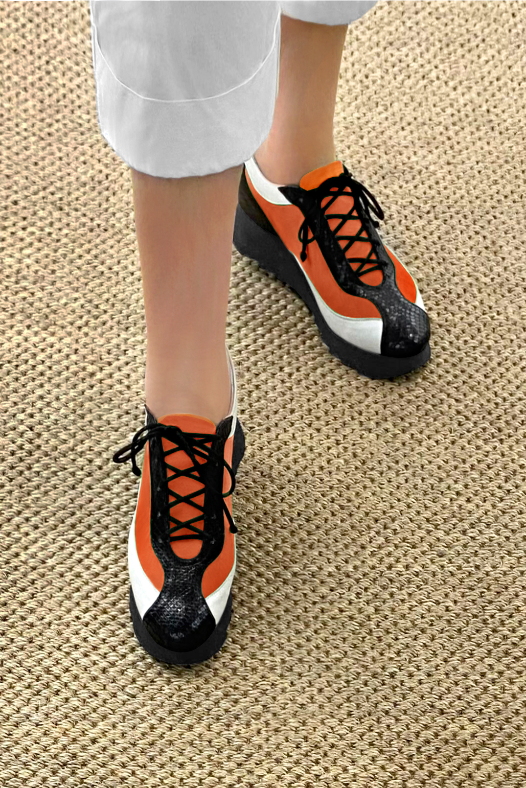Basket femme habillée :  couleur noir satiné, orange clémentine et blanc cassé. Semelle épaisse. Doublure cuir. Vue porté - Florence KOOIJMAN