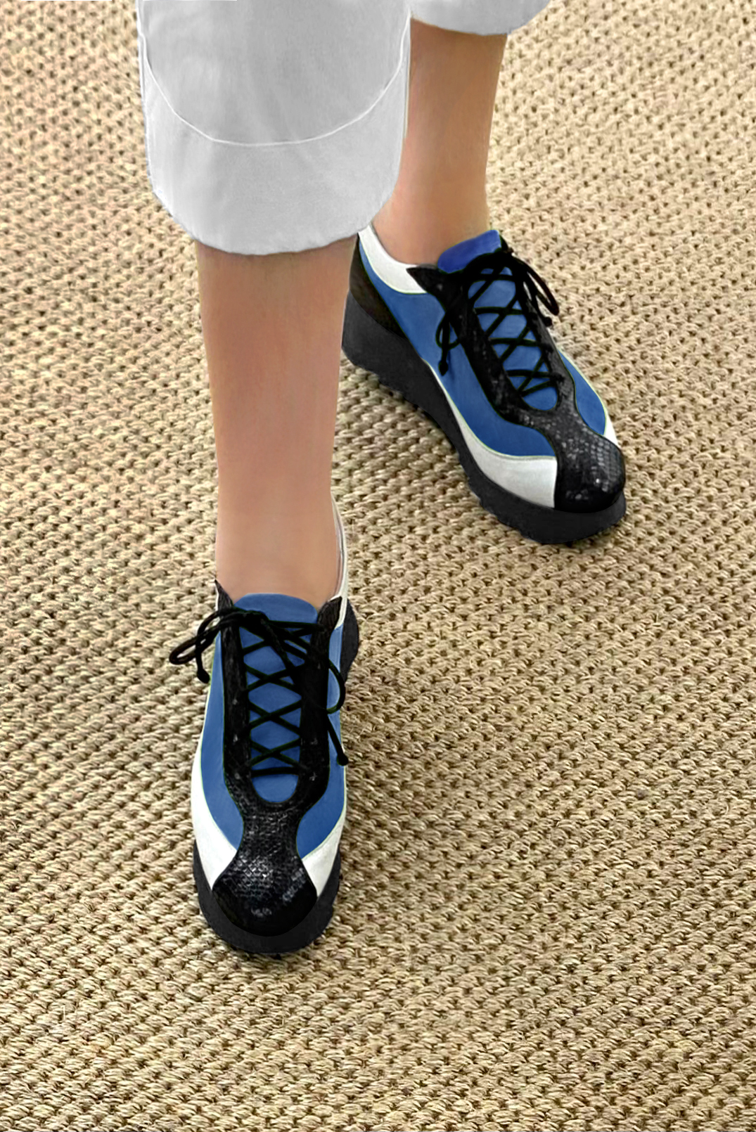 Basket femme habillée :  couleur noir satiné, bleu électrique et blanc cassé. Semelle épaisse. Doublure cuir. Vue porté - Florence KOOIJMAN