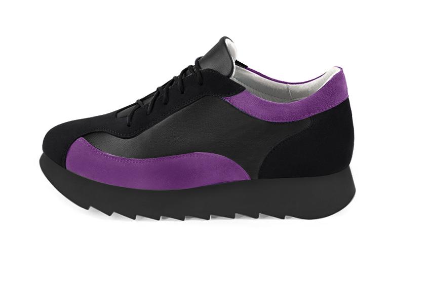 Basket femme habillée :  couleur noir mat et violet mauve. Semelle épaisse. Doublure cuir. Vue de profil - Florence KOOIJMAN