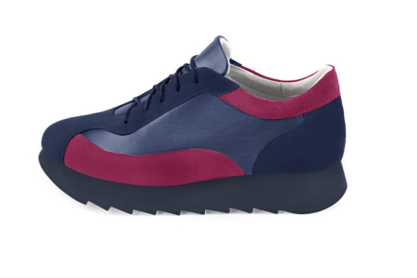 Basket femme habillée :  couleur bleu marine et rose fuchsia. Semelle épaisse. Doublure cuir. Vue de profil - Florence KOOIJMAN