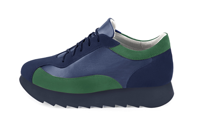 Basket femme habillée :  couleur bleu marine et vert émeraude. Semelle épaisse. Doublure cuir. Vue de profil - Florence KOOIJMAN