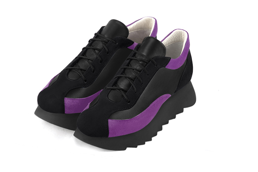 Basket femme habillée :  couleur noir mat et violet mauve. Semelle épaisse. Doublure cuir Vue avant - Florence KOOIJMAN