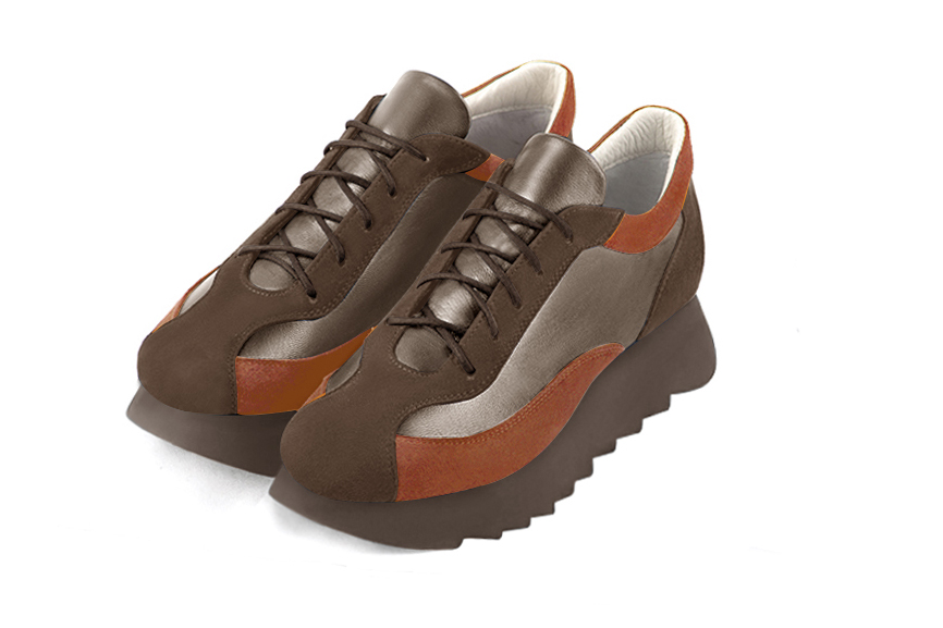 Basket femme habillée :  couleur marron chocolat, or mordoré et orange corail. Semelle épaisse. Doublure cuir Vue avant - Florence KOOIJMAN