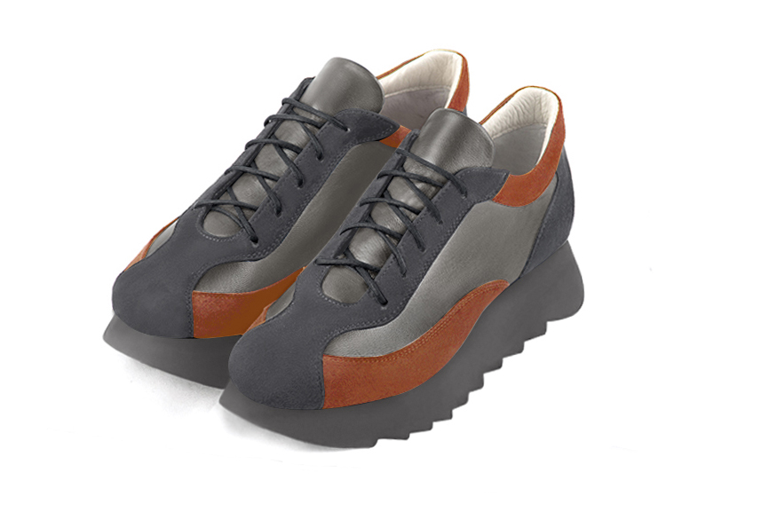 Basket femme habillée :  couleur gris acier et orange corail. Semelle épaisse. Doublure cuir Vue avant - Florence KOOIJMAN