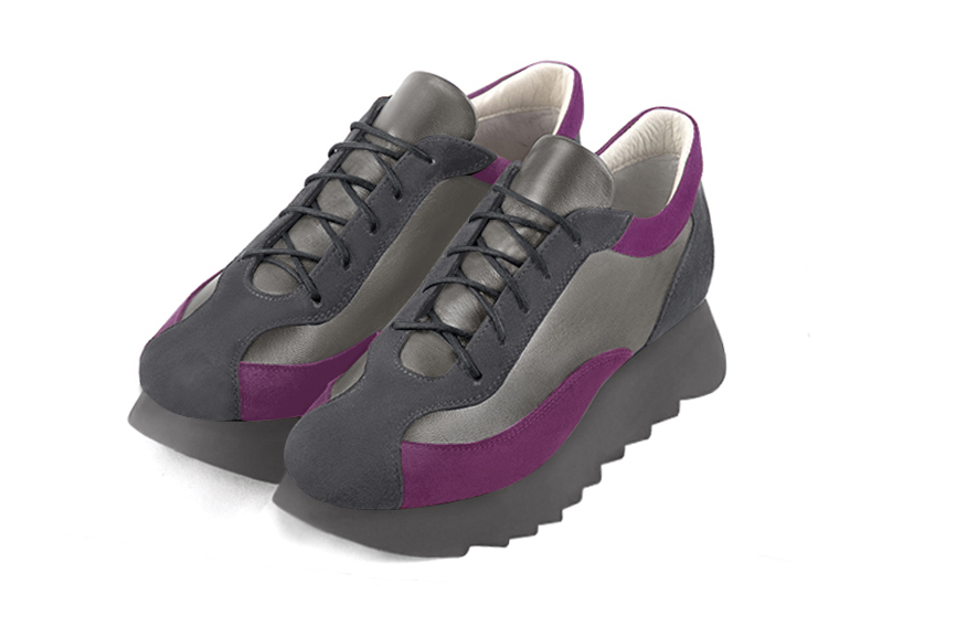 Basket femme habillée :  couleur gris acier et violet myrtille. Semelle épaisse. Doublure cuir Vue avant - Florence KOOIJMAN