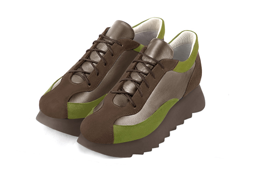 Basket femme habillée :  couleur marron chocolat, or mordoré et vert pistache. Semelle épaisse. Doublure cuir Vue avant - Florence KOOIJMAN