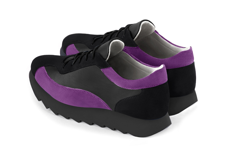 Basket femme habillée :  couleur noir mat et violet mauve. Semelle épaisse. Doublure cuir. Vue arrière - Florence KOOIJMAN