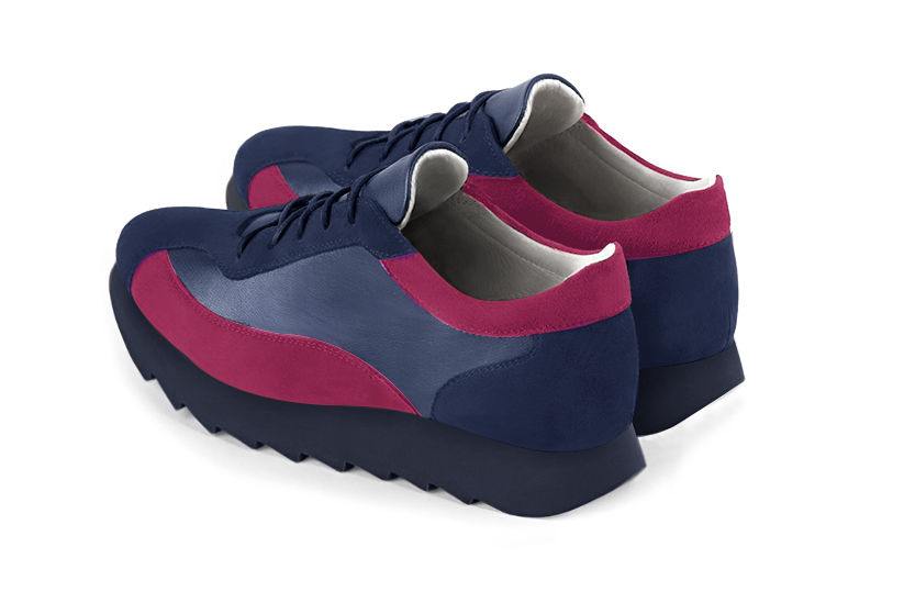Basket femme habillée :  couleur bleu marine et rose fuchsia. Semelle épaisse. Doublure cuir. Vue arrière - Florence KOOIJMAN