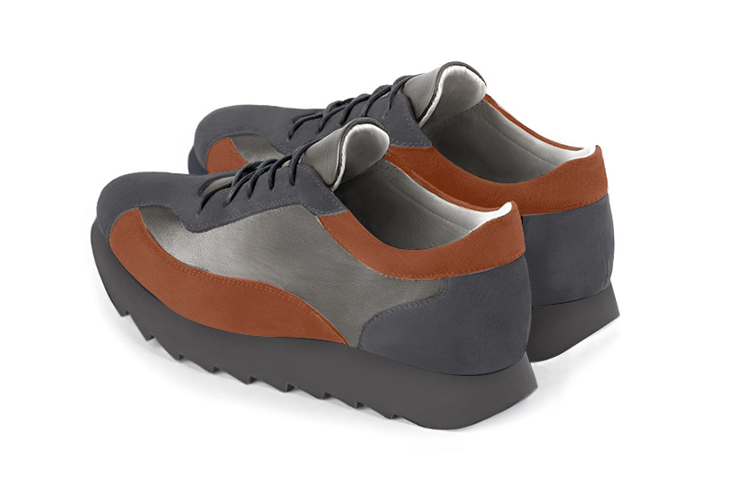 Basket femme habillée :  couleur gris acier et orange corail. Semelle épaisse. Doublure cuir. Vue arrière - Florence KOOIJMAN