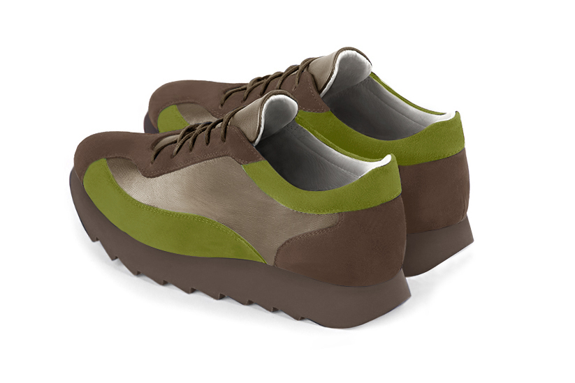 Basket femme habillée :  couleur marron chocolat, or mordoré et vert pistache. Semelle épaisse. Doublure cuir. Vue arrière - Florence KOOIJMAN