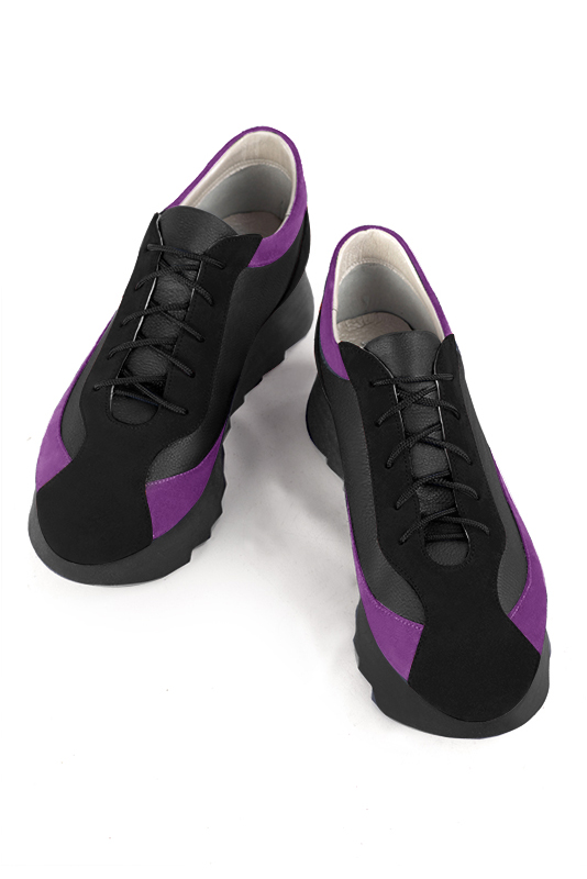 Basket femme habillée :  couleur noir mat et violet mauve. Semelle épaisse. Doublure cuir. Vue du dessus - Florence KOOIJMAN