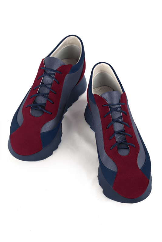 Basket femme habillée : Sneaker urbain tricolore couleur rouge bordeaux et bleu denim. Semelle épaisse. Doublure cuir. Vue du dessus - Florence KOOIJMAN