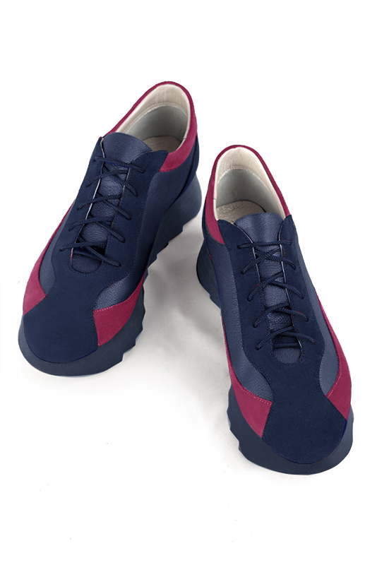 Basket femme habillée :  couleur bleu marine et rose fuchsia. Semelle épaisse. Doublure cuir. Vue du dessus - Florence KOOIJMAN
