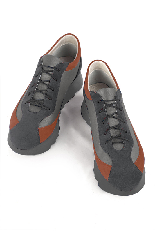 Basket femme habillée :  couleur gris acier et orange corail. Semelle épaisse. Doublure cuir. Vue du dessus - Florence KOOIJMAN