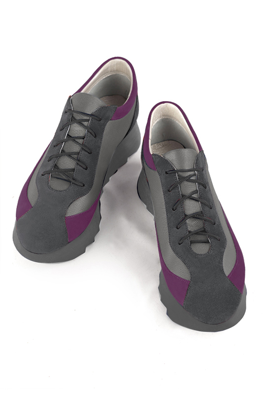 Basket femme habillée :  couleur gris acier et violet myrtille. Semelle épaisse. Doublure cuir. Vue du dessus - Florence KOOIJMAN