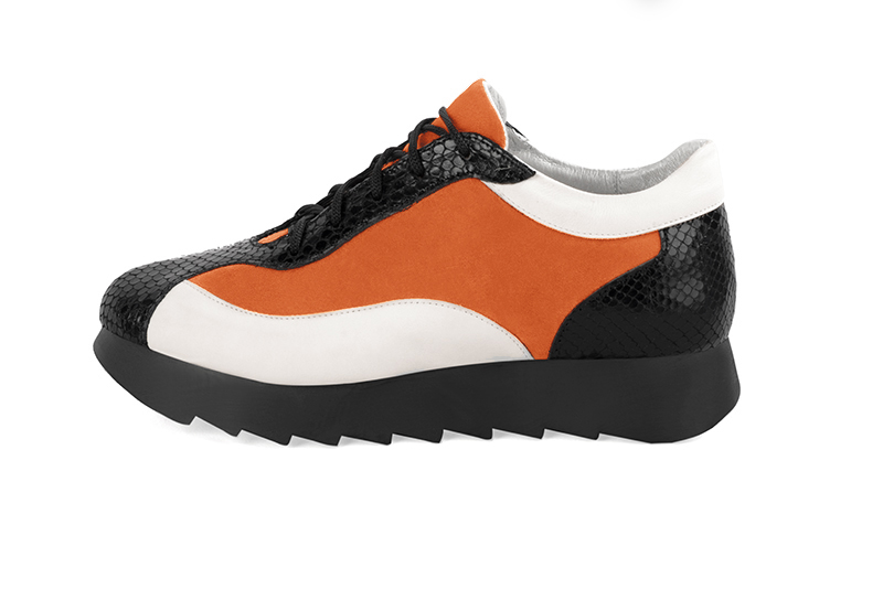 Basket femme habillée :  couleur noir satiné, orange clémentine et blanc cassé. Semelle épaisse. Doublure cuir. Vue de profil - Florence KOOIJMAN