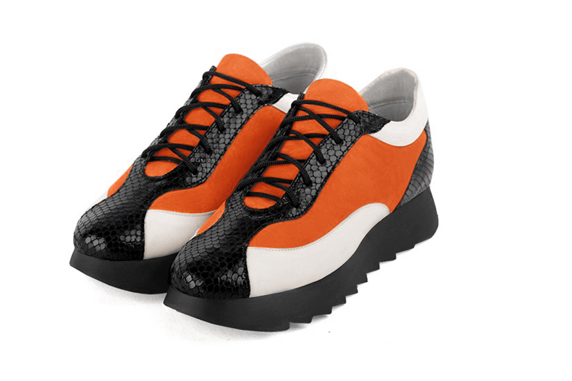 Basket femme habillée :  couleur noir satiné, orange clémentine et blanc cassé. Semelle épaisse. Doublure cuir Vue avant - Florence KOOIJMAN