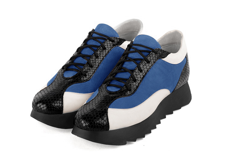 Basket femme habillée :  couleur noir satiné, bleu électrique et blanc cassé. Semelle épaisse. Doublure cuir Vue avant - Florence KOOIJMAN