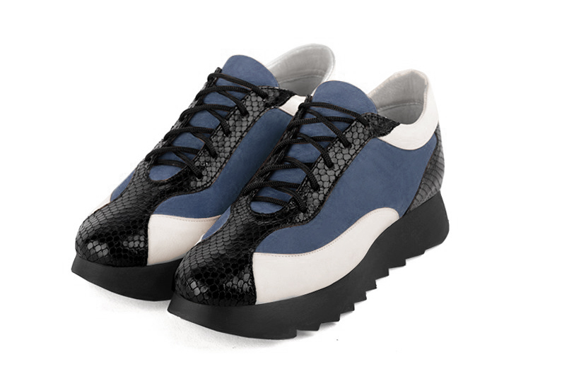 Basket femme habillée :  couleur noir satiné, bleu denim et blanc cassé. Semelle épaisse. Doublure cuir Vue avant - Florence KOOIJMAN