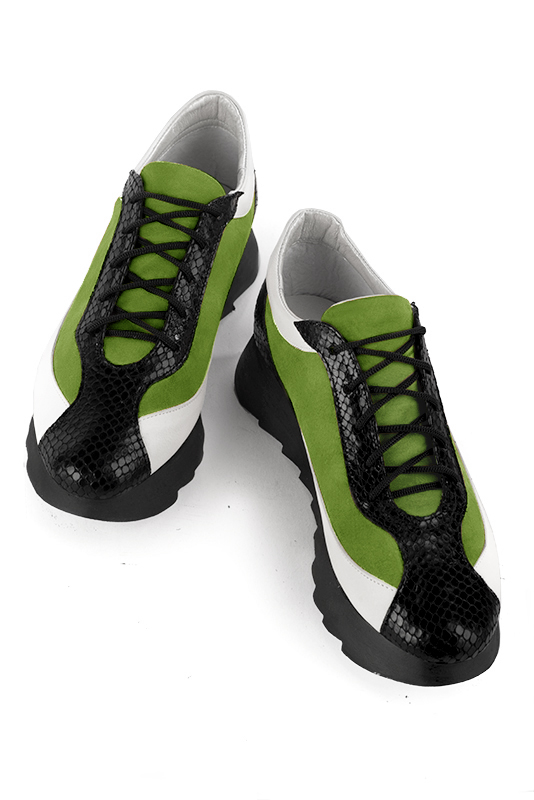 Basket femme habillée :  couleur noir satiné, vert anis et blanc cassé. Semelle épaisse. Doublure cuir. Vue du dessus - Florence KOOIJMAN
