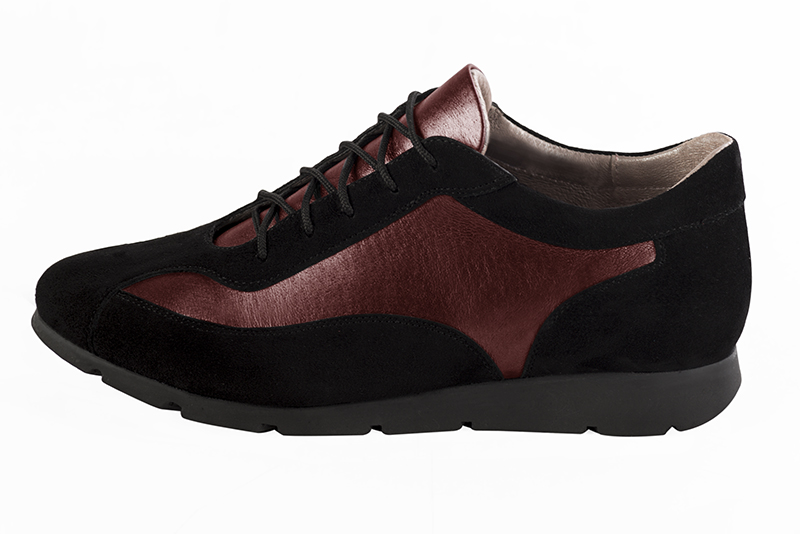Basket femme habillée : Sneaker urbain bicolore couleur noir mat et rouge bordeaux. Semelle fine. Doublure cuir. Vue de profil - Florence KOOIJMAN