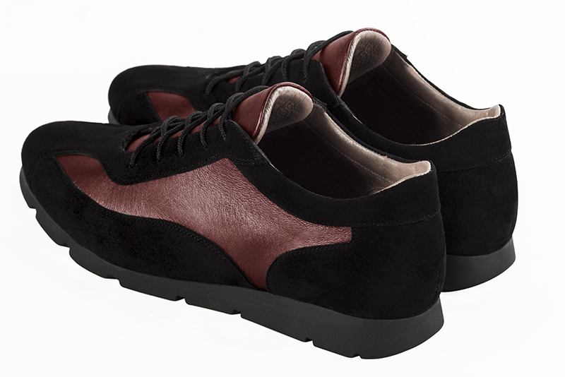 Basket femme habillée : Sneaker urbain bicolore couleur noir mat et rouge bordeaux. Semelle fine. Doublure cuir. Vue arrière - Florence KOOIJMAN