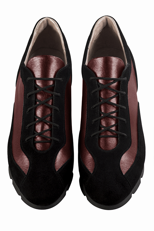 Basket femme habillée : Sneaker urbain bicolore couleur noir mat et rouge bordeaux. Semelle fine. Doublure cuir. Vue du dessus - Florence KOOIJMAN