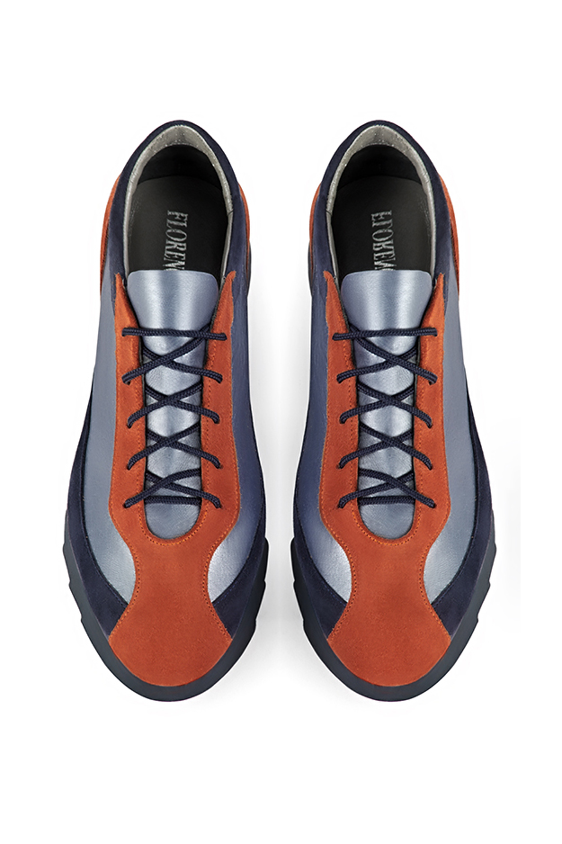 Basket femme habillée : Sneaker urbain tricolore couleur orange corail et bleu denim. Semelle épaisse. Doublure cuir. Vue du dessus - Florence KOOIJMAN