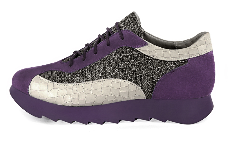 Basket femme habillée : Sneaker urbain tricolore couleur violet améthyste, noir mat et blanc cassé. Semelle épaisse. Doublure cuir. Vue de profil - Florence KOOIJMAN