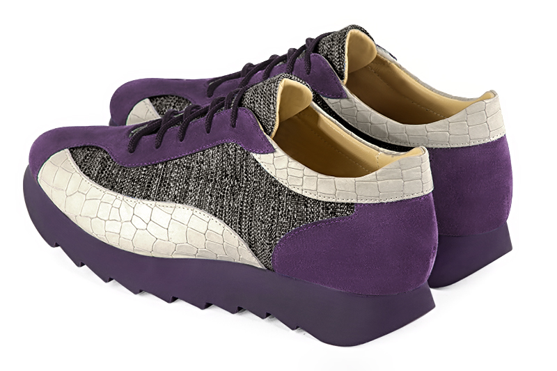 Basket femme habillée : Sneaker urbain tricolore couleur violet améthyste, noir mat et blanc cassé. Semelle épaisse. Doublure cuir. Vue arrière - Florence KOOIJMAN