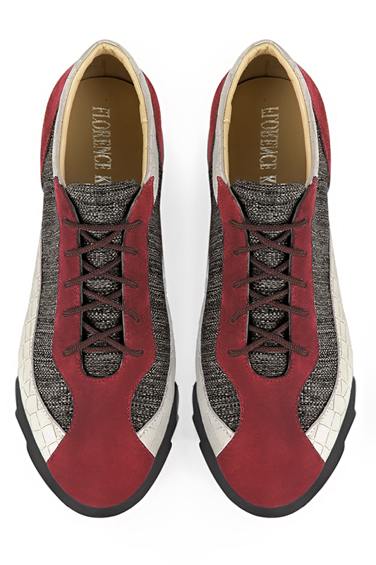 Basket femme habillée : Sneaker urbain tricolore couleur rouge bordeaux, noir mat et blanc cassé. Semelle épaisse. Doublure cuir. Vue du dessus - Florence KOOIJMAN