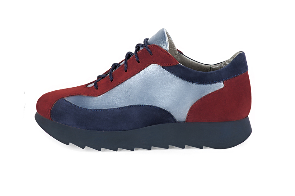 Basket femme habillée : Sneaker urbain tricolore couleur rouge bordeaux et bleu denim. Semelle épaisse. Doublure cuir. Vue de profil - Florence KOOIJMAN